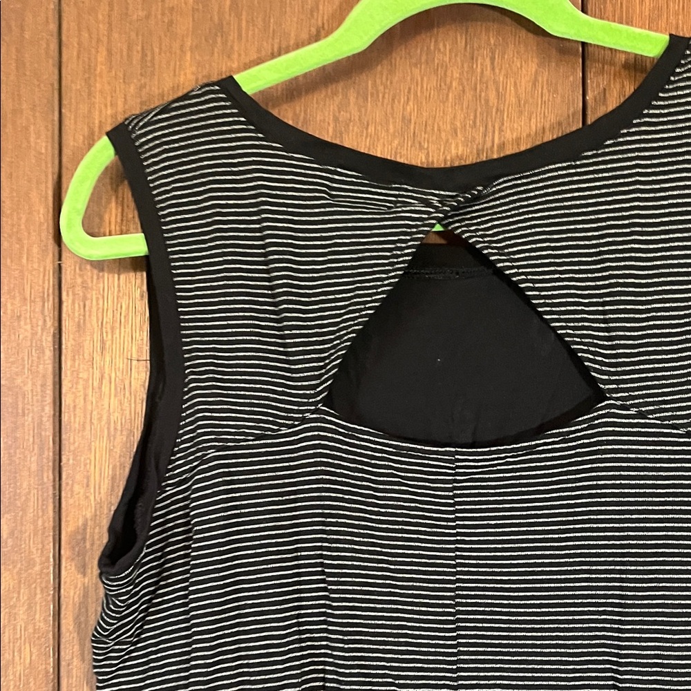 Old Navy Black and White Geometric Tank Top - Picture 8 of 9